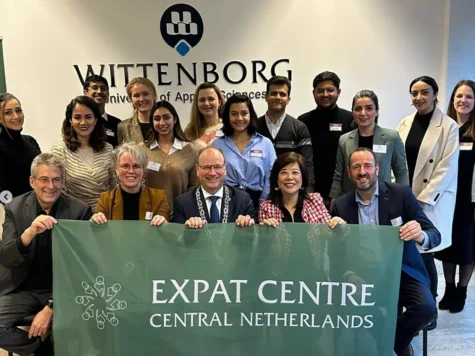 Burgemeester Ton Heerts opent Expat Centre Central Netherlands